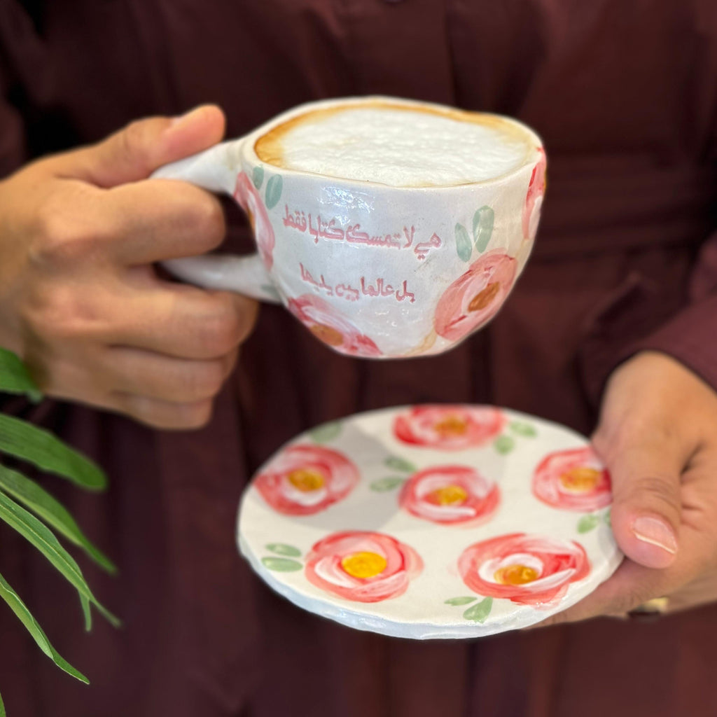 هي لا تمسك كتابا بل عالما بين يديها