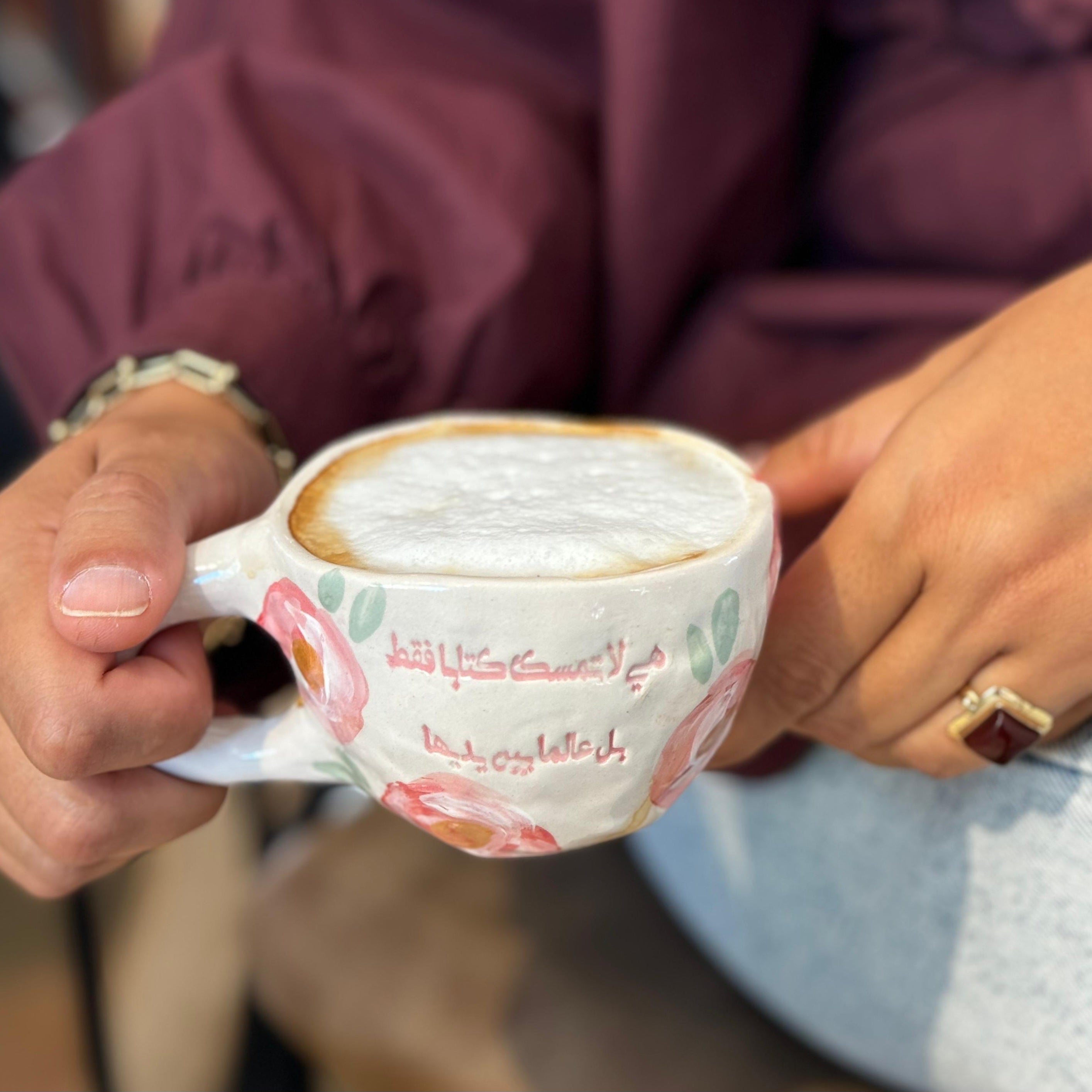 هي لا تمسك كتابا بل عالما بين يديها