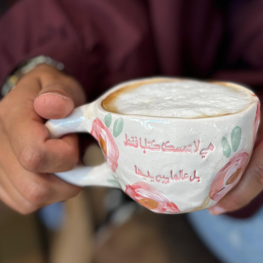 هي لا تمسك كتابا بل عالما بين يديها