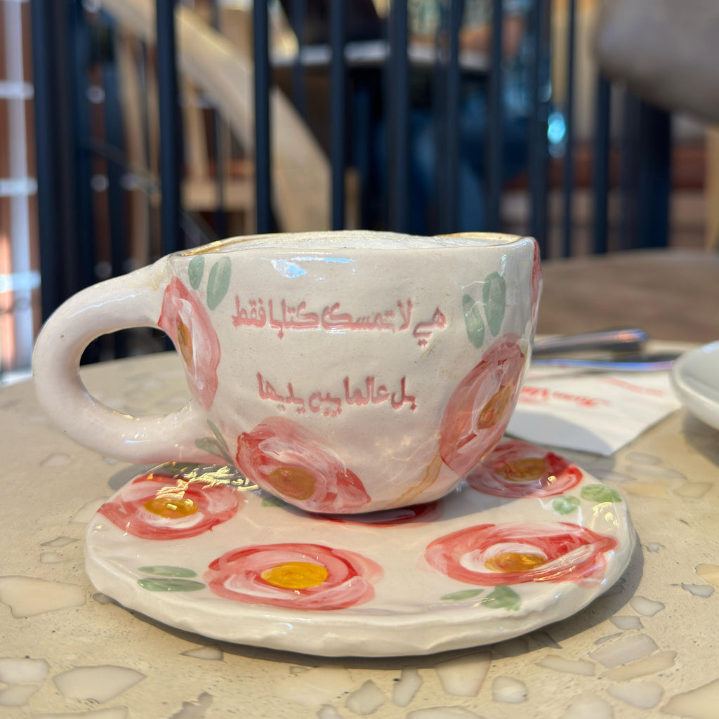 هي لا تمسك كتابا بل عالما بين يديها