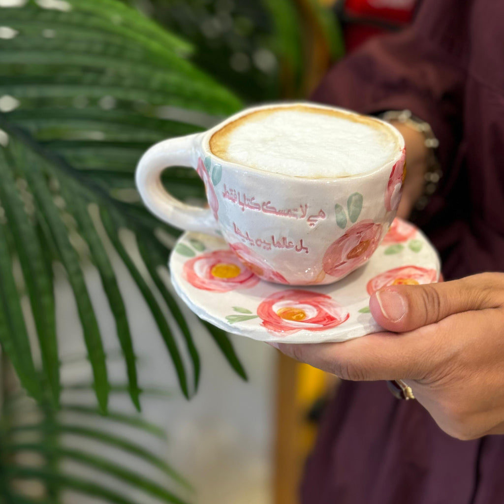 هي لا تمسك كتابا بل عالما بين يديها