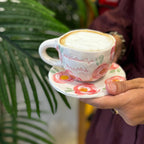 هي لا تمسك كتابا بل عالما بين يديها